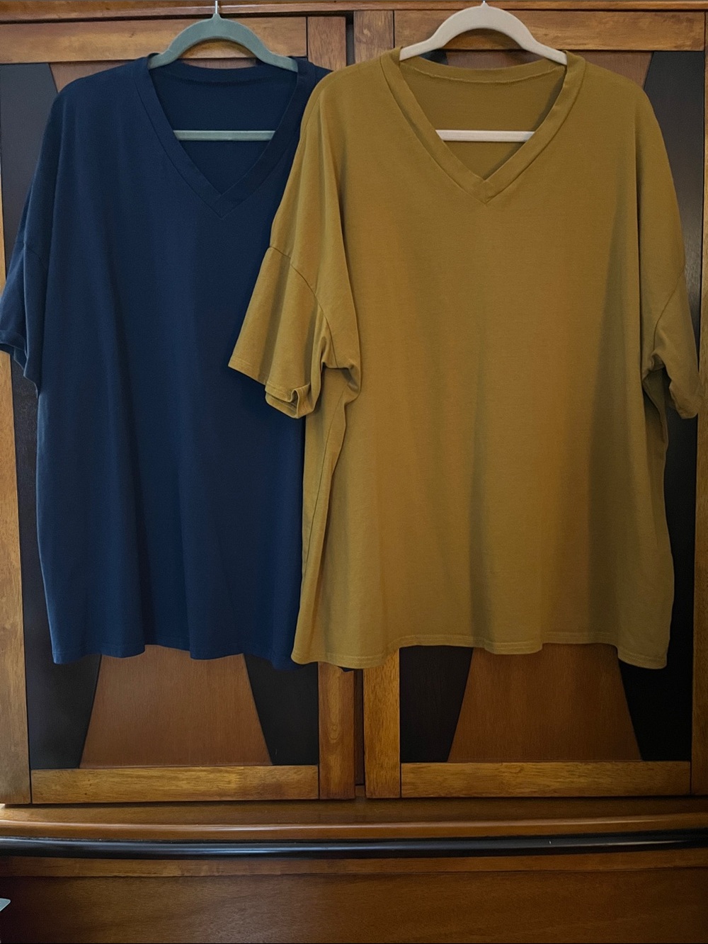 NWOT Unbranded Relaxed V-Neck Short Sleeve Tee - Navy & Camel